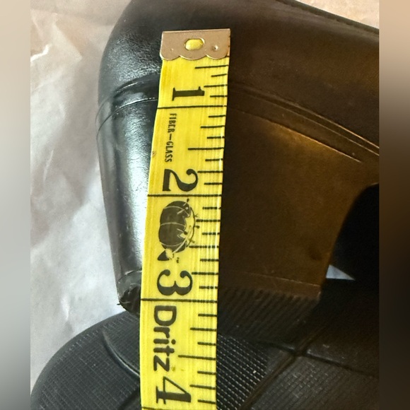 Size 11 Clarks Pumps in black leather with medium heel. Worn once. - Picture 7 of 7